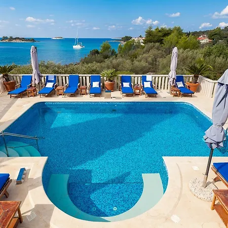 Dionysus With Pool فيلة
