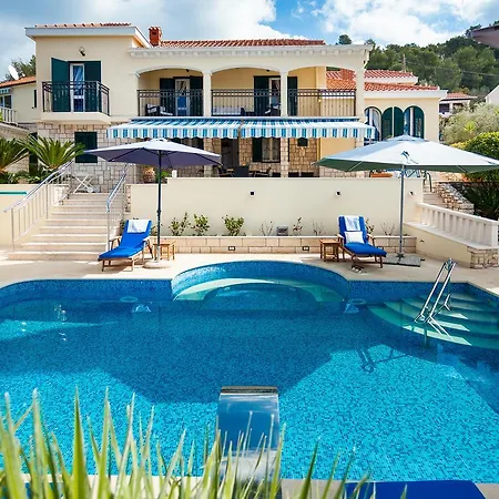 Dionysus With Pool فيلة فيلا لوكا