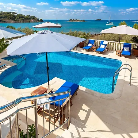 Dionysus With Pool فيلة فيلا لوكا