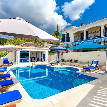 Dionysus With Pool * فيلا لوكا