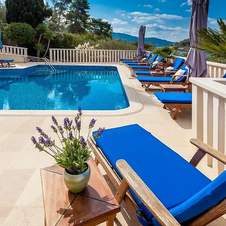 Dionysus With Pool فيلة فيلا لوكا