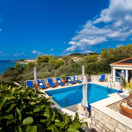 فيلة Dionysus With Pool فيلا لوكا